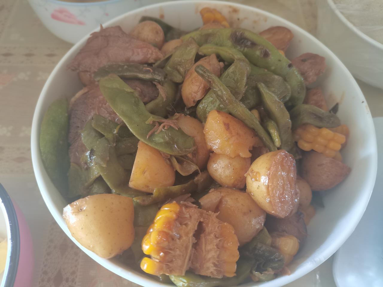 又做豆角了，配着小土豆，哎呀，这家务活，一整没完没了。

一个大棒骨汤熬完之后，