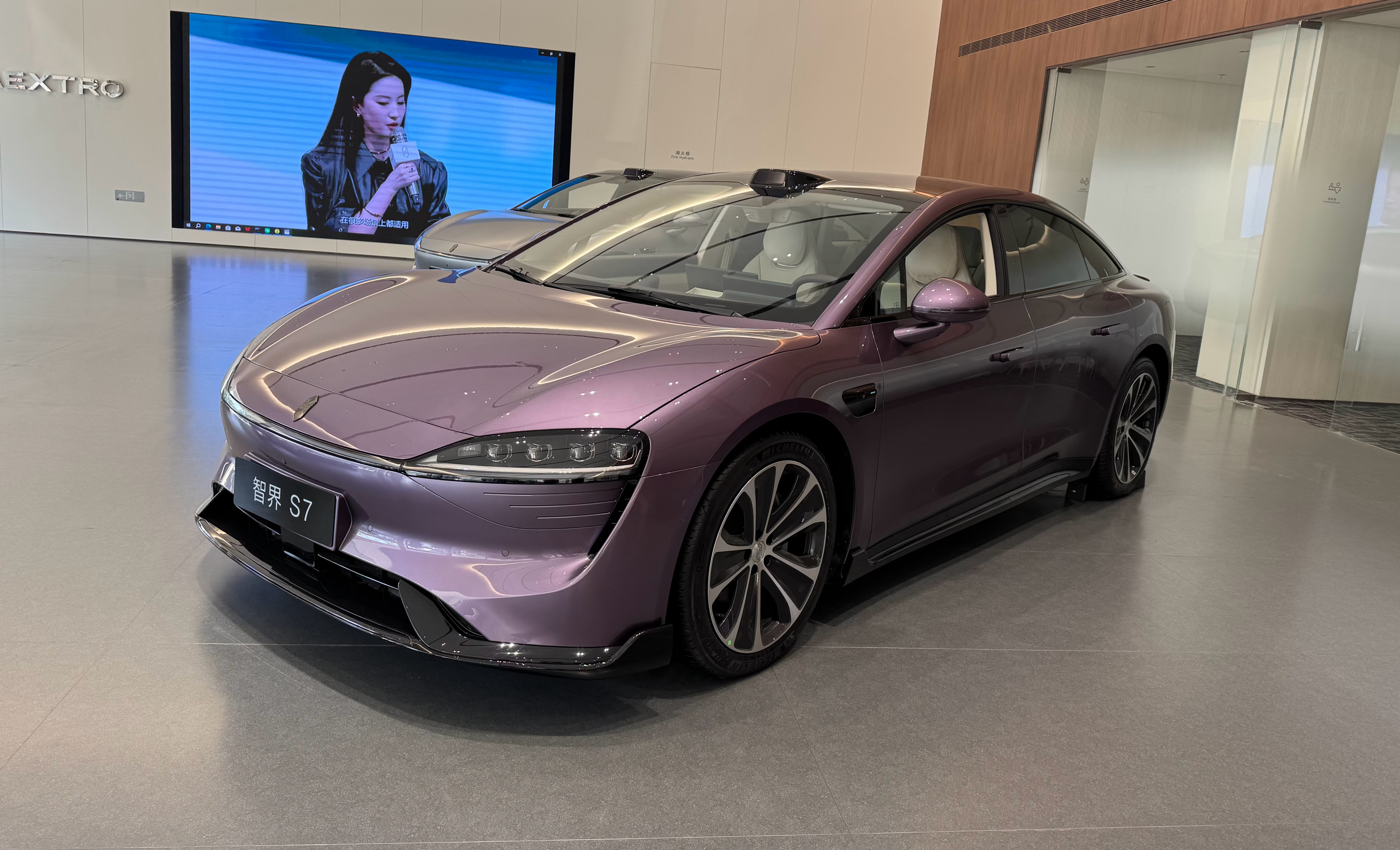 智界S7很诱人，外观内饰同级无敌，操控有运动感，智能化能力顶级，销量还能不能超小