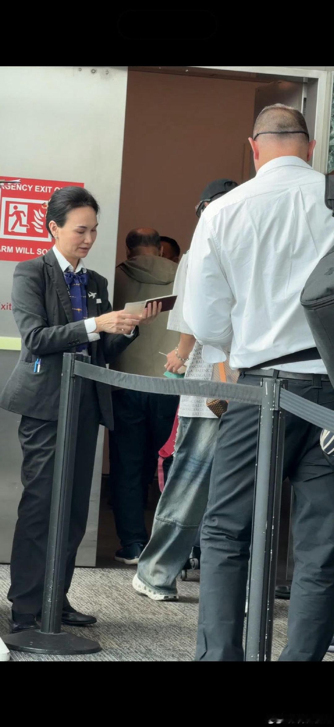 网友说杨洋私下也好精致 网友和杨洋同一班飞机回国 杨洋超张凌赫 长途飞行状态在线