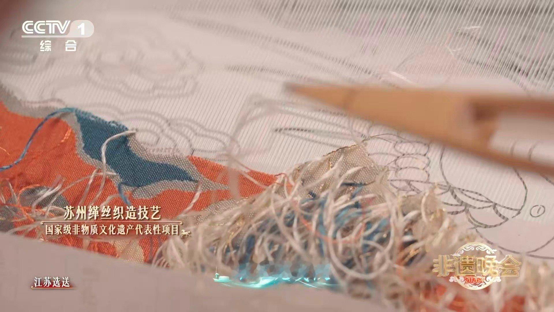 陈都灵非遗春晚集齐五种非遗陈都灵一颦一笑皆是江南美学 570余小时的缂丝旗袍“苓