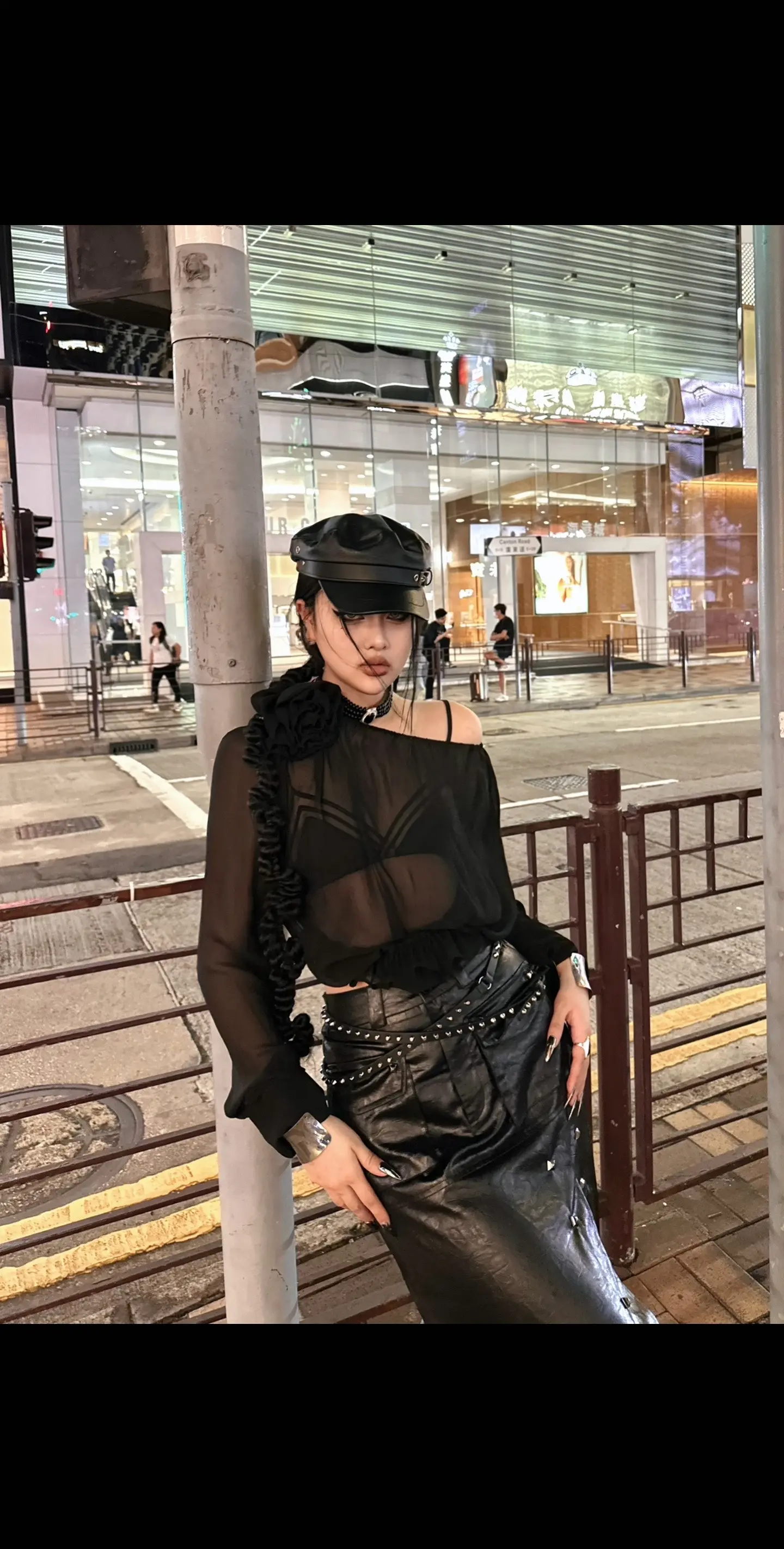 黑色穿搭的魅力。