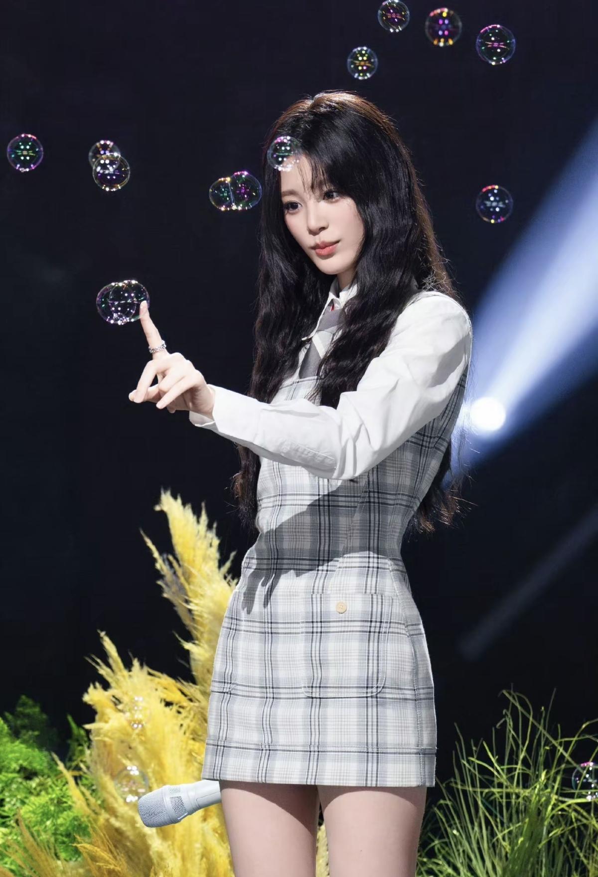 谁能拒绝泡泡舞台，这套格纹学院套装，氛围感直接拉满，又甜又灵动[赞][比心]娱乐