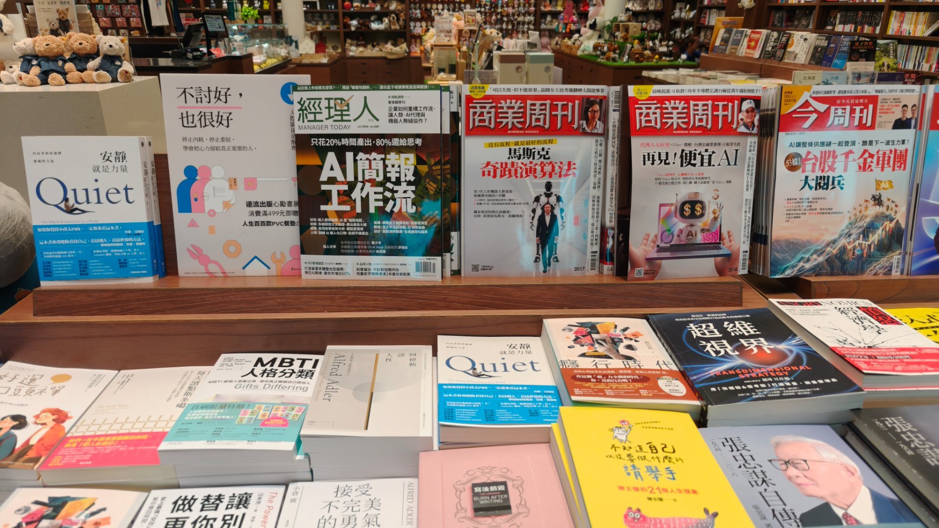 我问滴哥一个月能不能挣七八千块钱，他说很难，因为都被平台拿走了。是啊，平台挟客户