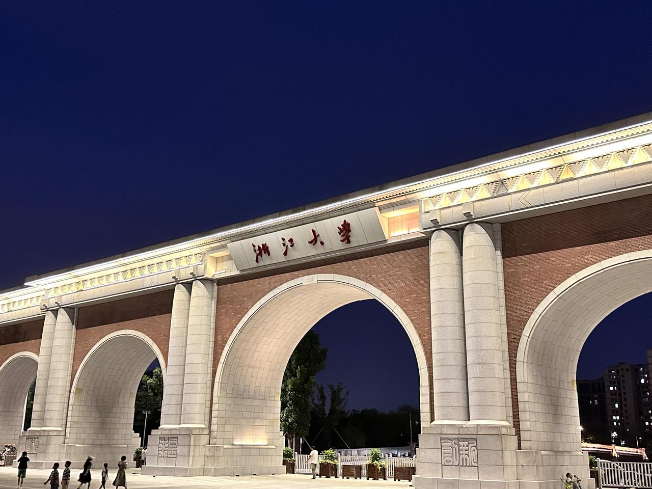 我国大学整体超过欧美的时候，
就是我国国力真正超过欧美的时候。
以前我觉得应该在