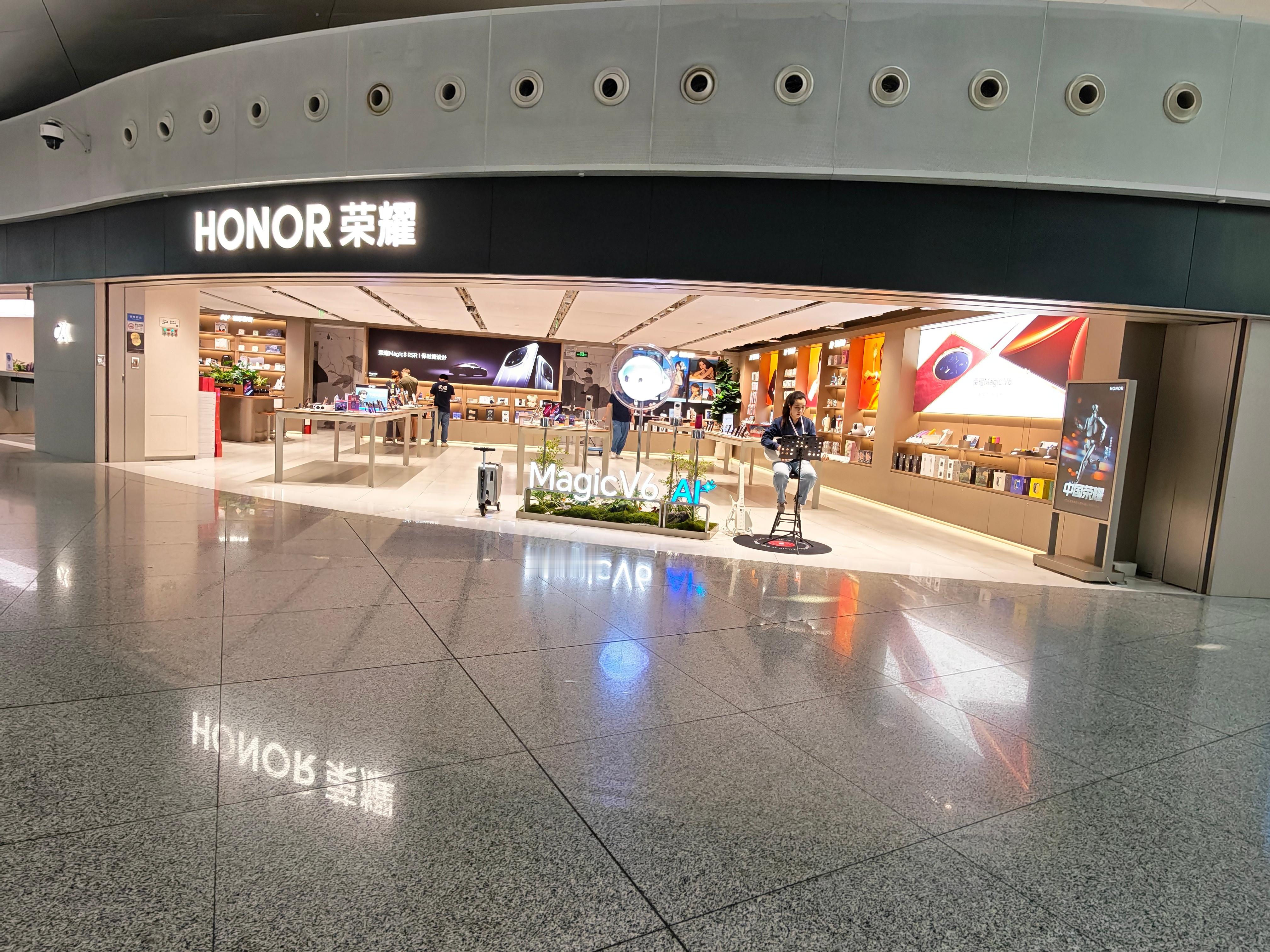 深圳宝安机场这个荣耀旗舰店还蛮有活力的～小姐姐搁门口玩电吉他🎸有点吸睛 深圳·