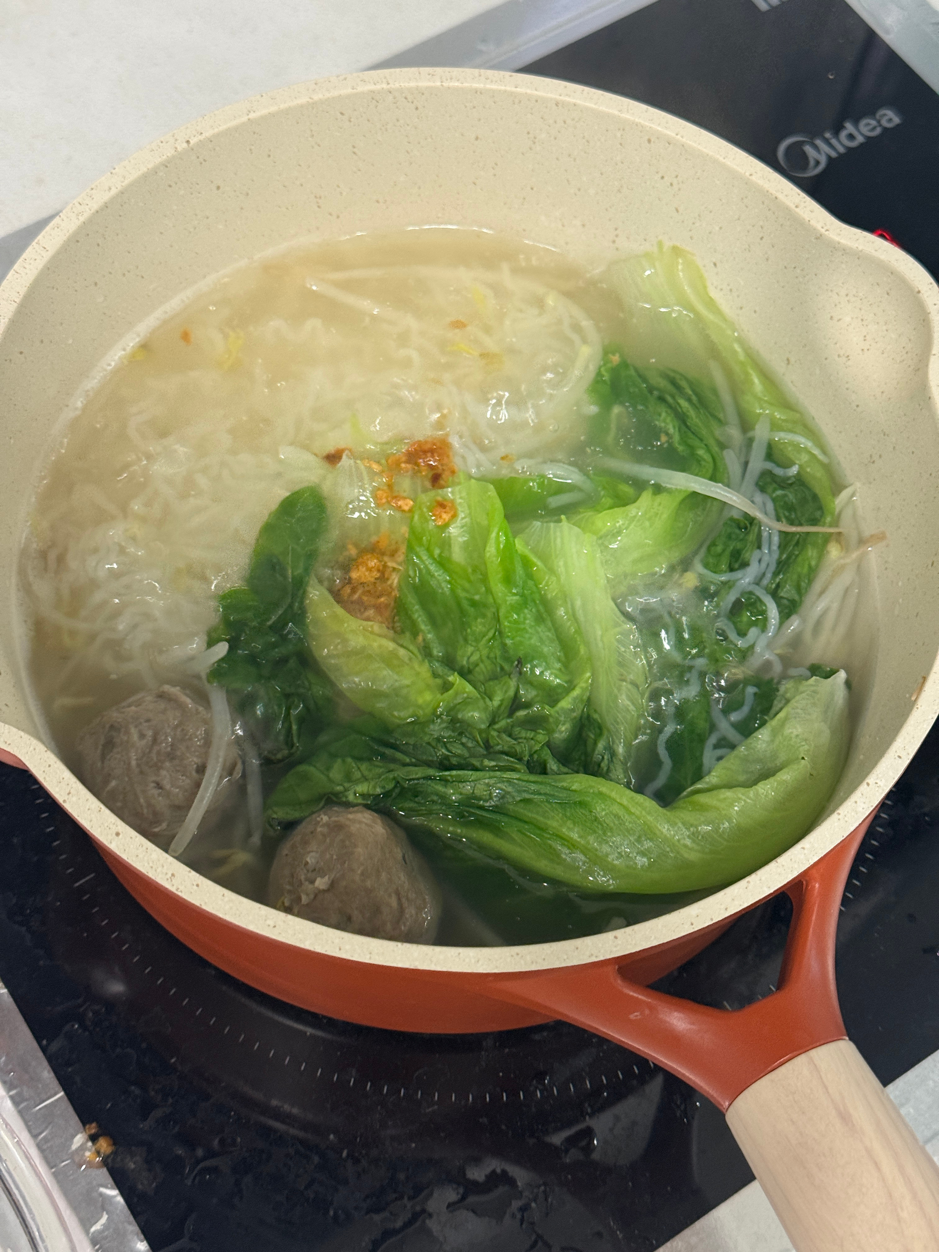 回深圳闭关了一天一夜满血复活了先是通宵把脏衣服洗了，家里大扫除一遍；然后开始狂睡