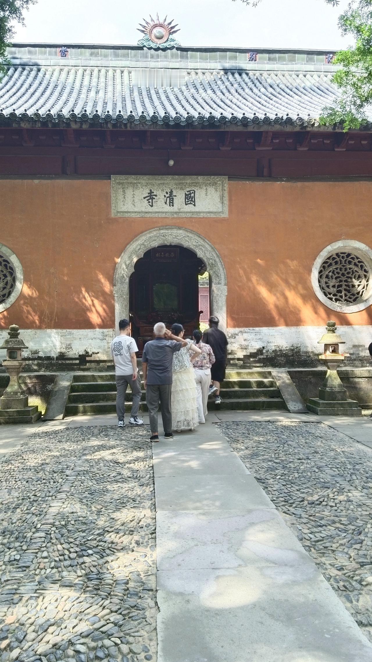 诗仙李白写下: 龙楼凤阙不肯住，飞腾直欲天台去。国家5a级景区，佛教天台宗的祖庭