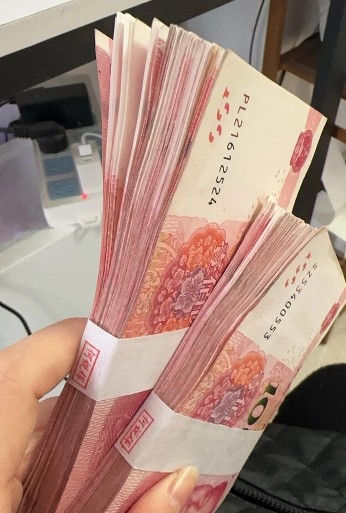 纠结死了！亲妈塞来两万块让买金手镯，老公却劝我留着补贴家用，这哪是买不买镯子的事