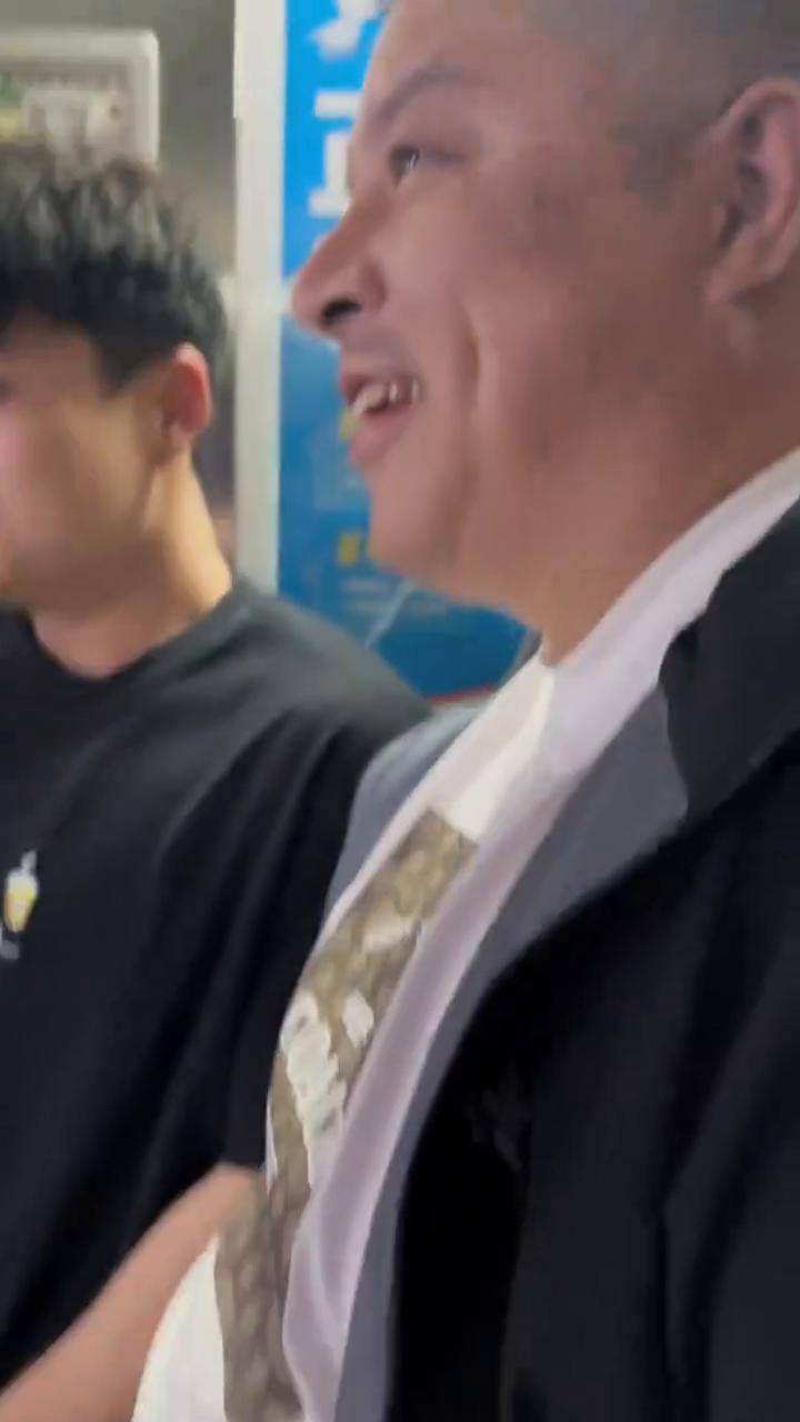 老妹儿真白，这么多人呢。
