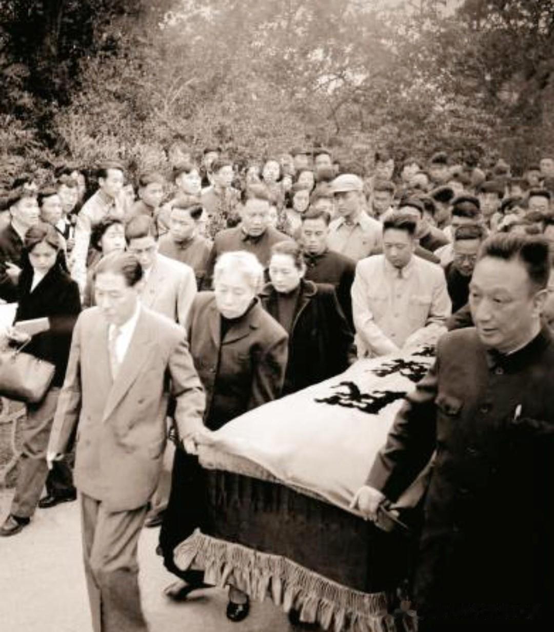 1956年鲁迅灵柩迁葬上海虹口公园，主抬棺的有4人 。 ​​​