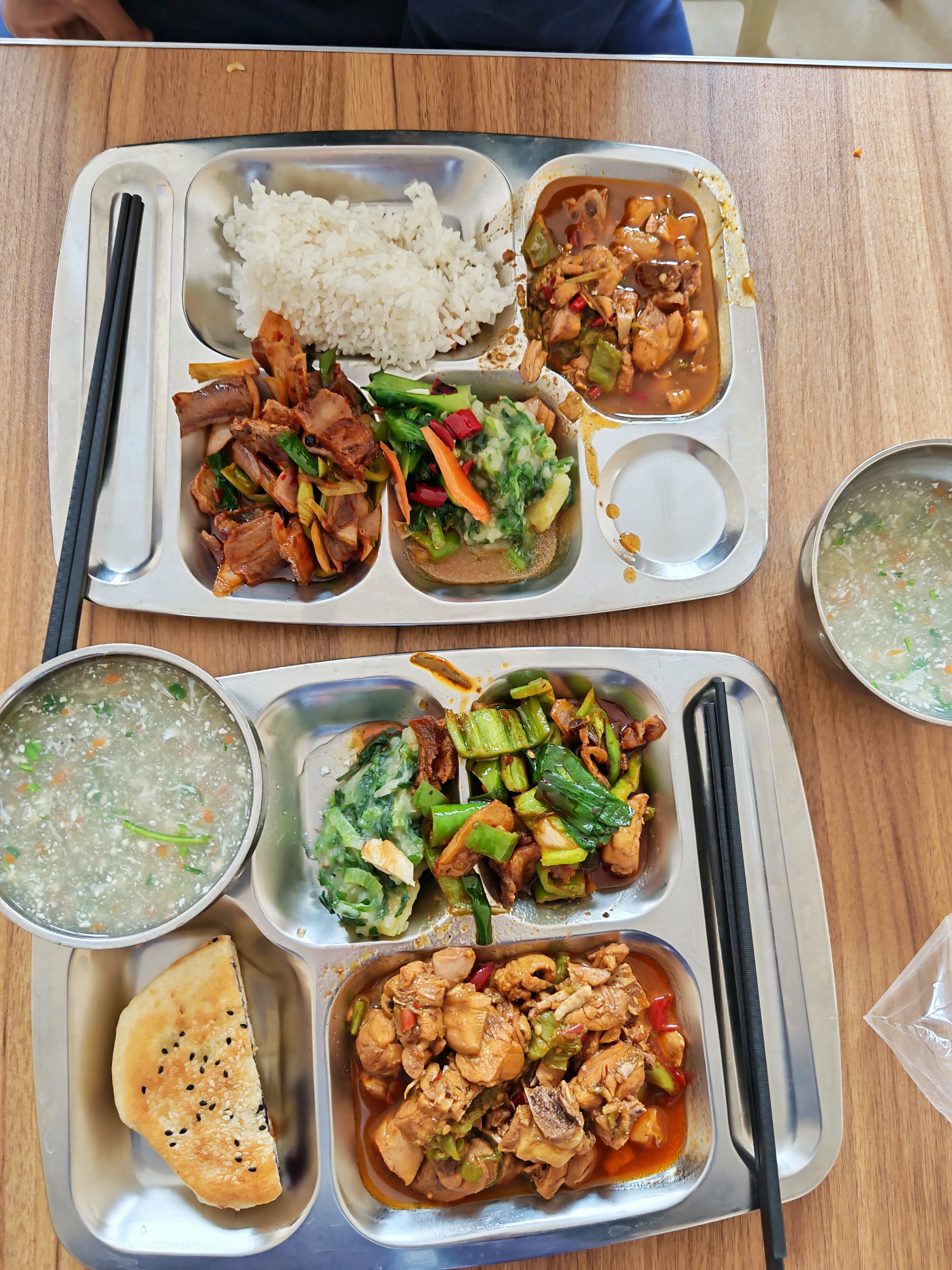 上海暴雨今日堂食，热的不想动。 