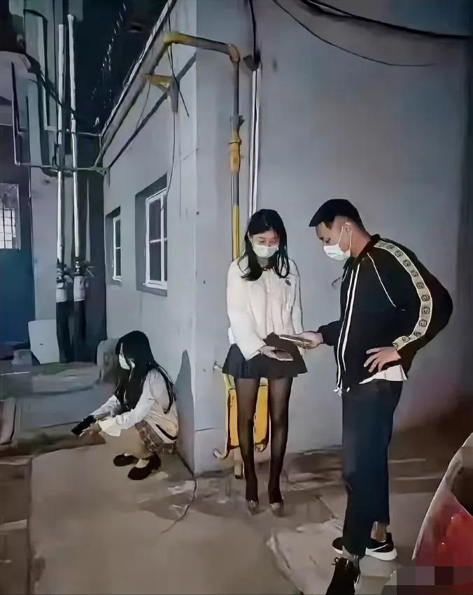 夜幕降临，城中村里变的热闹繁华起来，朋友说带我过来体验一下人间烟火