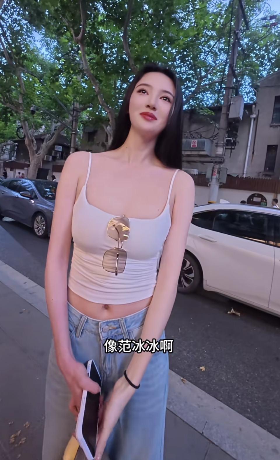 傍晚的风掠过上海老街区的梧桐树冠，筛下细碎的金辉，落在街头行人的肩头。镜头定格的