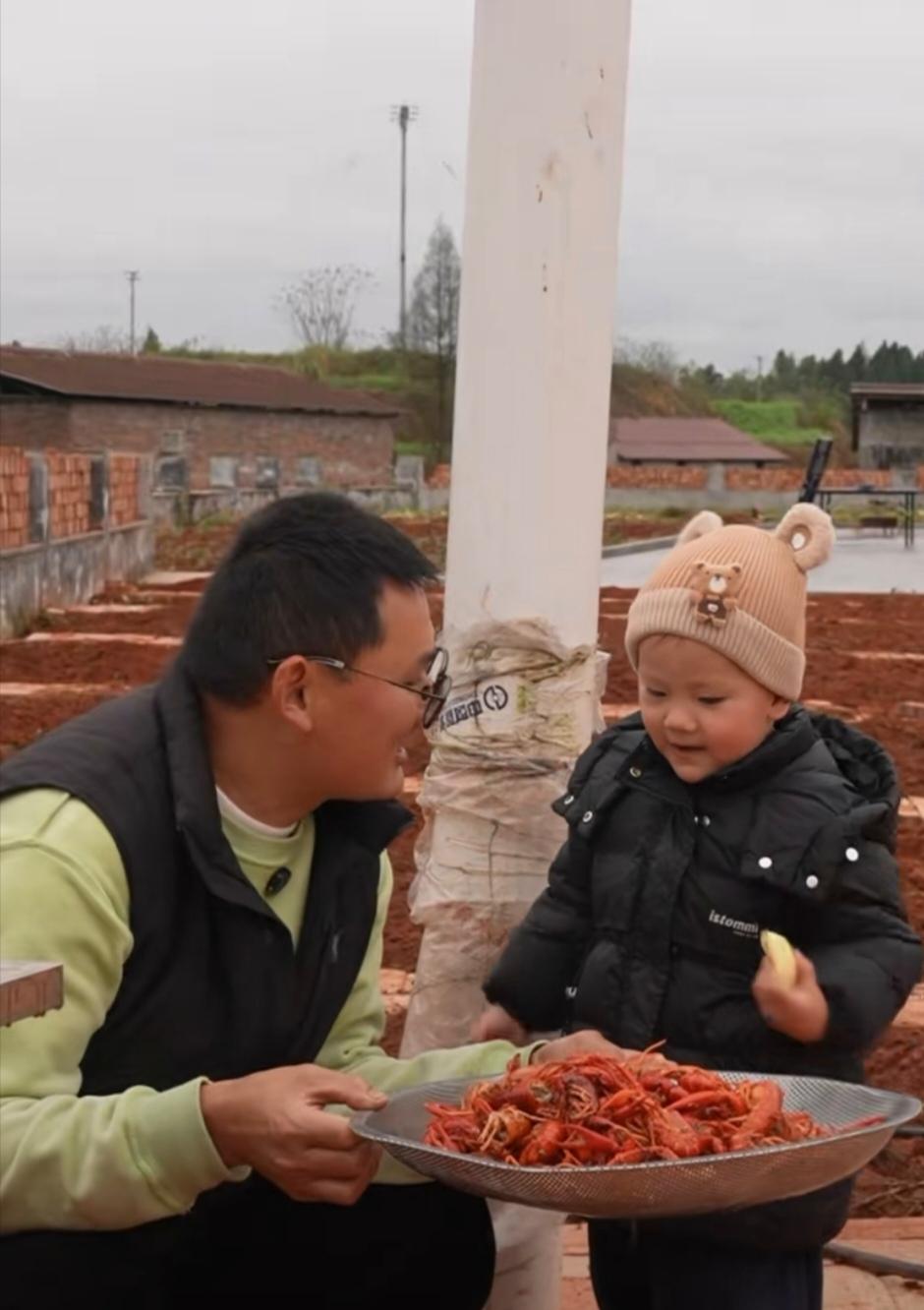 小二娃煮小龙虾，可爱的小成成在旁边快乐地围观，[呲牙]时不时脸上嘴巴上扬着发出哇