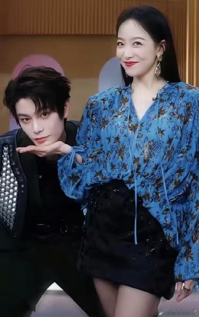 宋茜也是感同身受欧豪了 谁懂这波名场面二创！丁禹兮单膝下跪对宋茜喊 “你是我的神