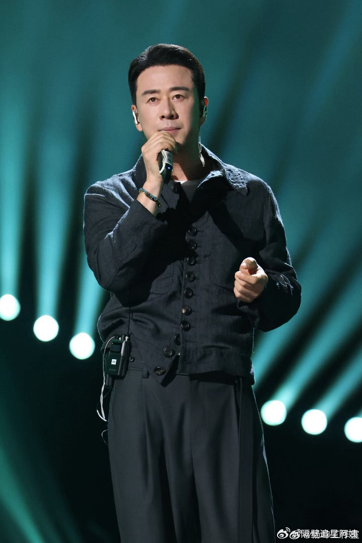 杨坤后半段神了杨坤后半段前面段落娓娓道来铺陈故事感，步入后半段杨坤直接开启高能演