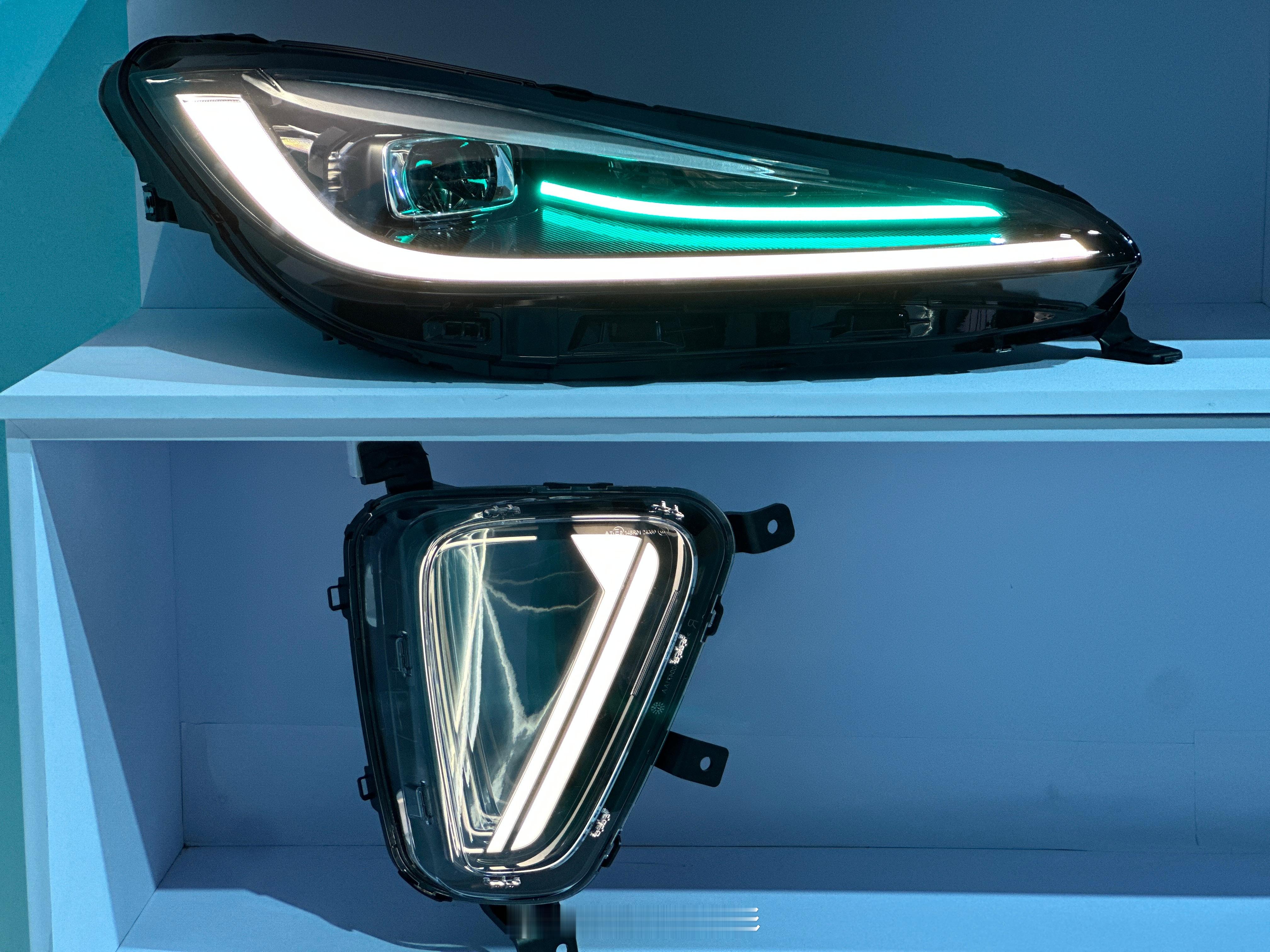 满场的小姐姐都在打卡拍照。我就不一样了，我主要是来看车的 智美大五座风云T9L全