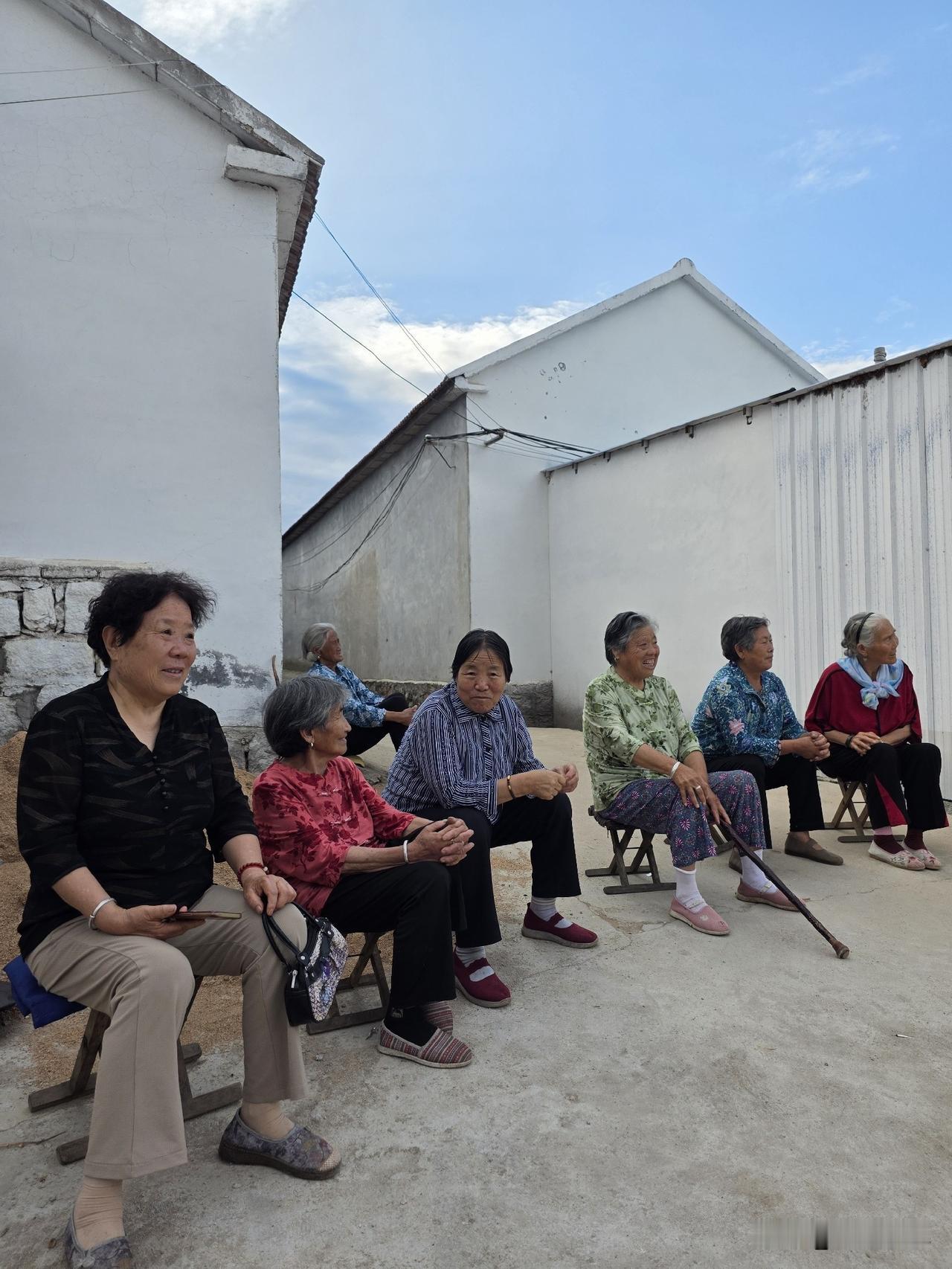 四叔的一首歌，唱得我眼泪流……

今天下午，端午节的街头，十几个老人聚在一起唱歌