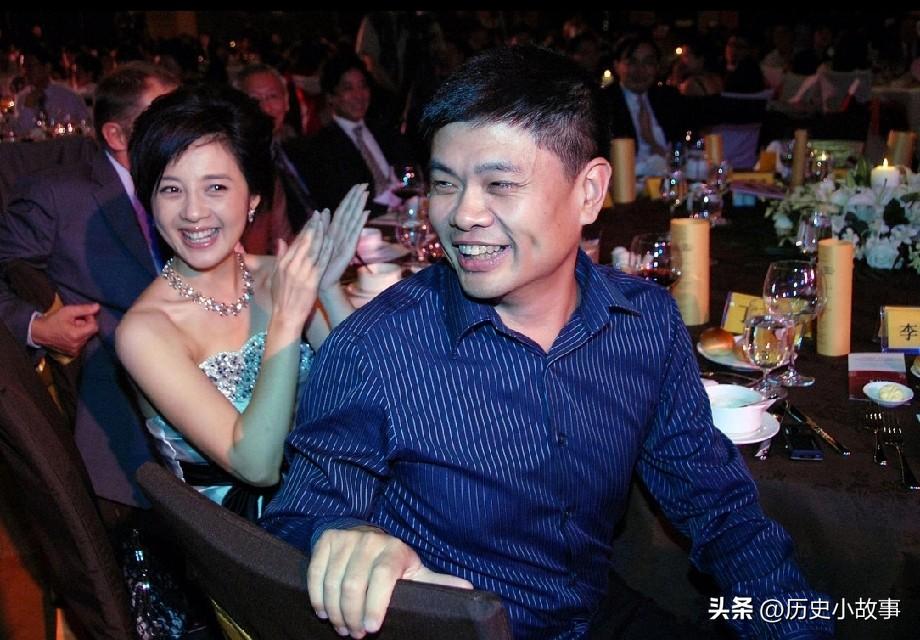 2004年，亿万富翁丁健对妻子说：