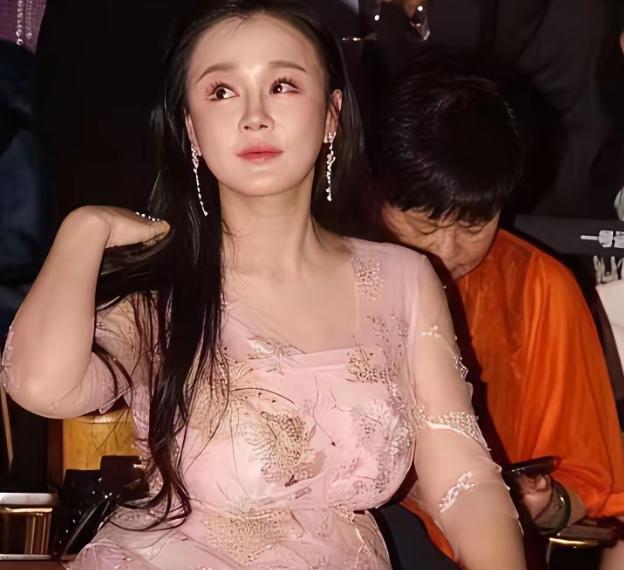当年网络上铺天盖地都是赞美邹市明与冉莹颖这对夫妻的声音。邹市明在体育圈的地位无可