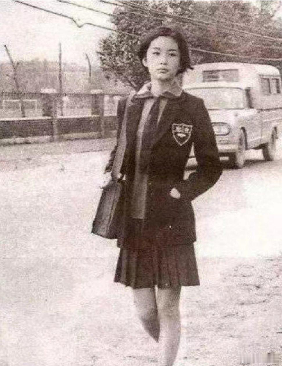 18岁的林青霞，青春洋溢，美丽动人。不得不承认湾湾的校服真洋气，再看看我们的，怎