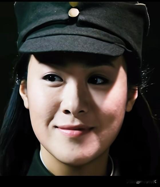 沈傲君和李兰迪长得真的神似
沈傲君的巅峰颜值在扮演左蓝时期
年轻的她与李兰迪相貌