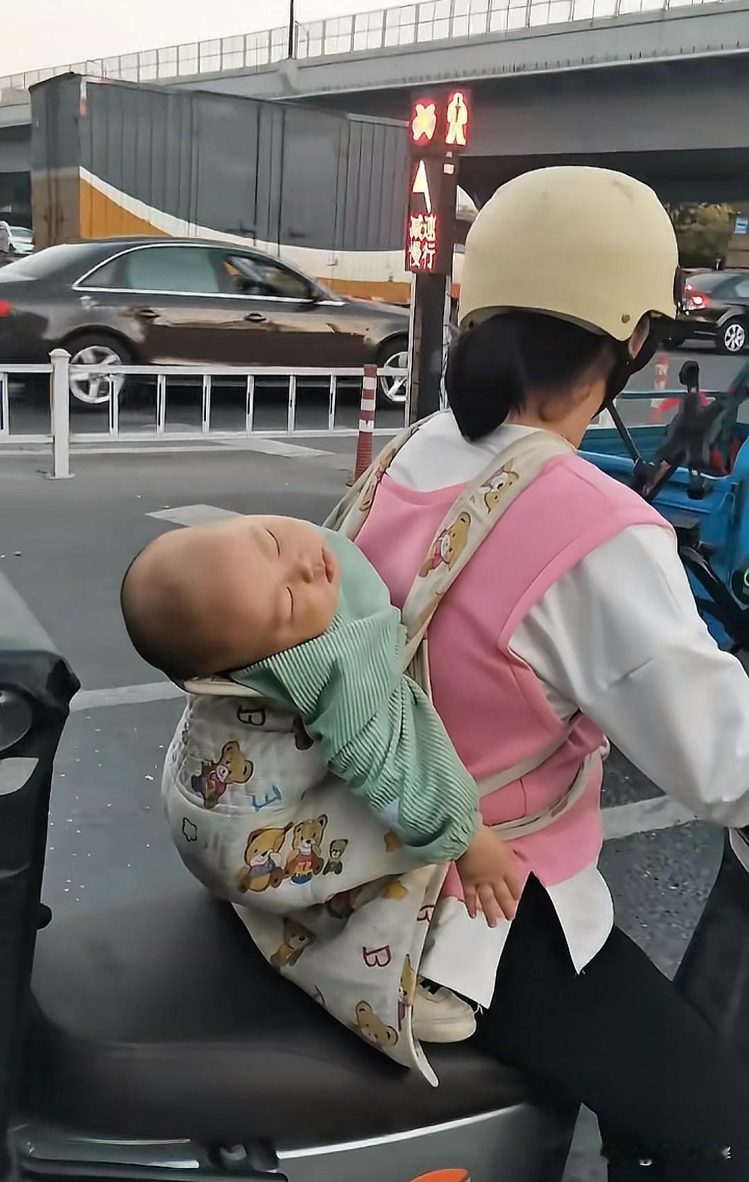 现在送外卖的女性越来越多，但背着孩子送外卖的妈妈很少见，以前我只在视频里刷到过，