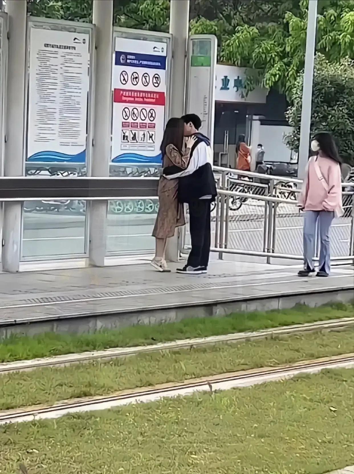 年轻人的好奇心 ，不要太重了！对于他人的隐私和尊重，我们应该谨慎一点。例如，在火