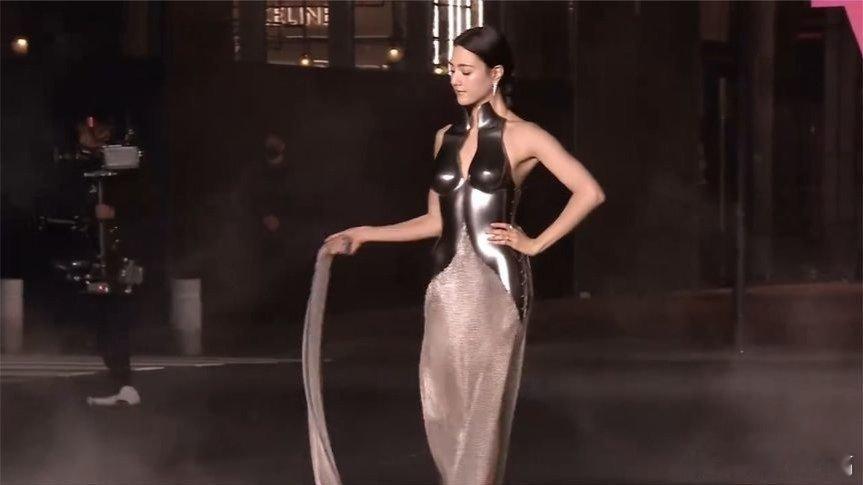 【妲己娜然穿得有多开放？上身金刚罩下身一层纱，走到聚光灯下绝了】来自