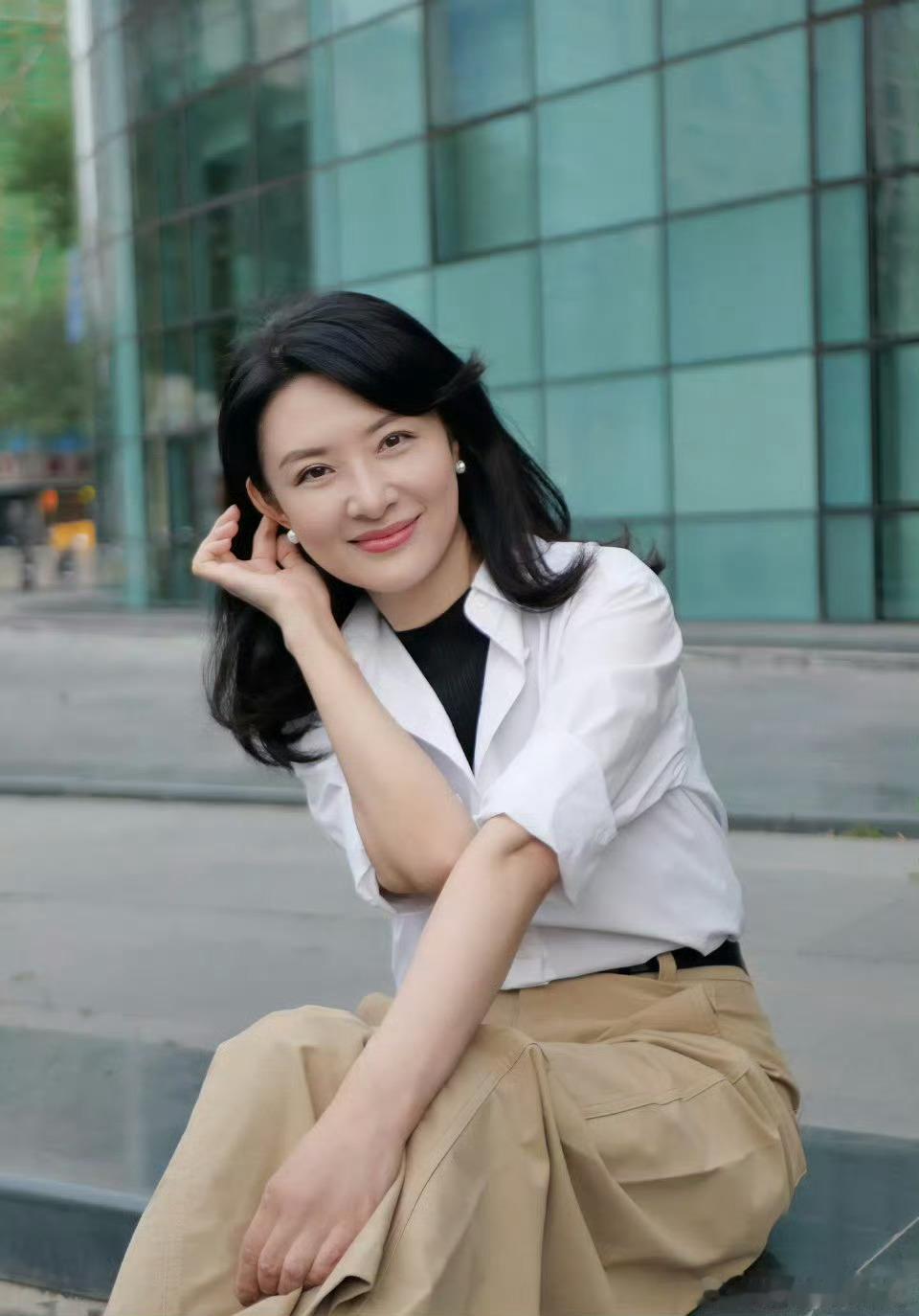 周涛这段发言我都有点智性恋了 理性与优雅并存，每一句都戳中人心，原来最动人的从来