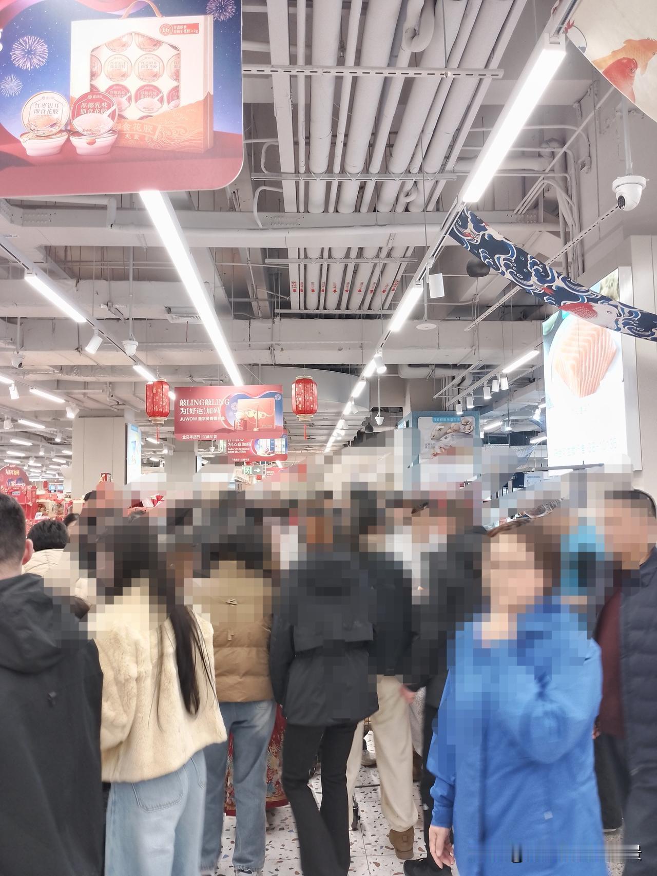 之前总有人说商丘盒马超市没有多少人，说开不多长时间就开不下去了，但今天的盒马那真