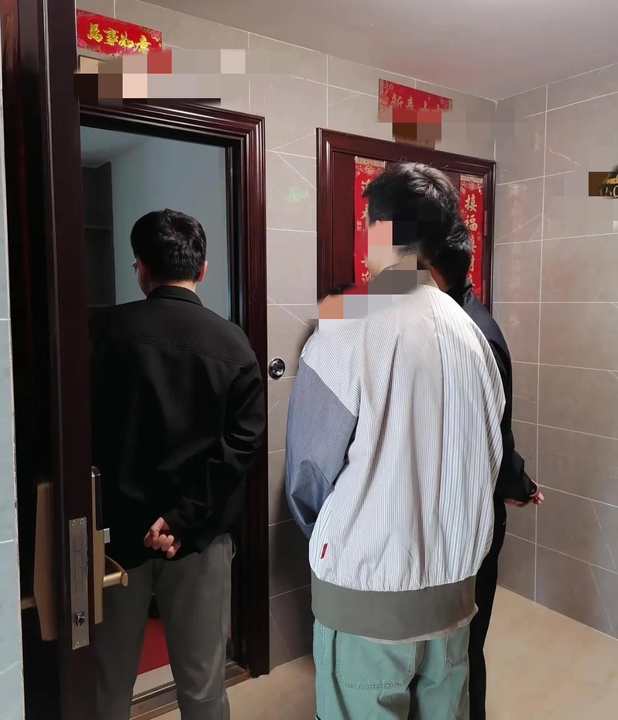 我家楼上的邻居，每天晚上十点钟以后，动静就特别的大，也不知道是在搞什么，一会像是