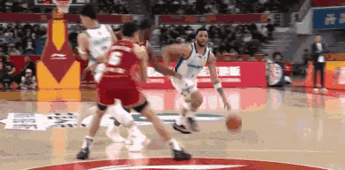 二援戏球！
迪亚洛还是那个迪亚洛，即使是防守，也能这么博人眼球。
迪亚洛追防威瑟