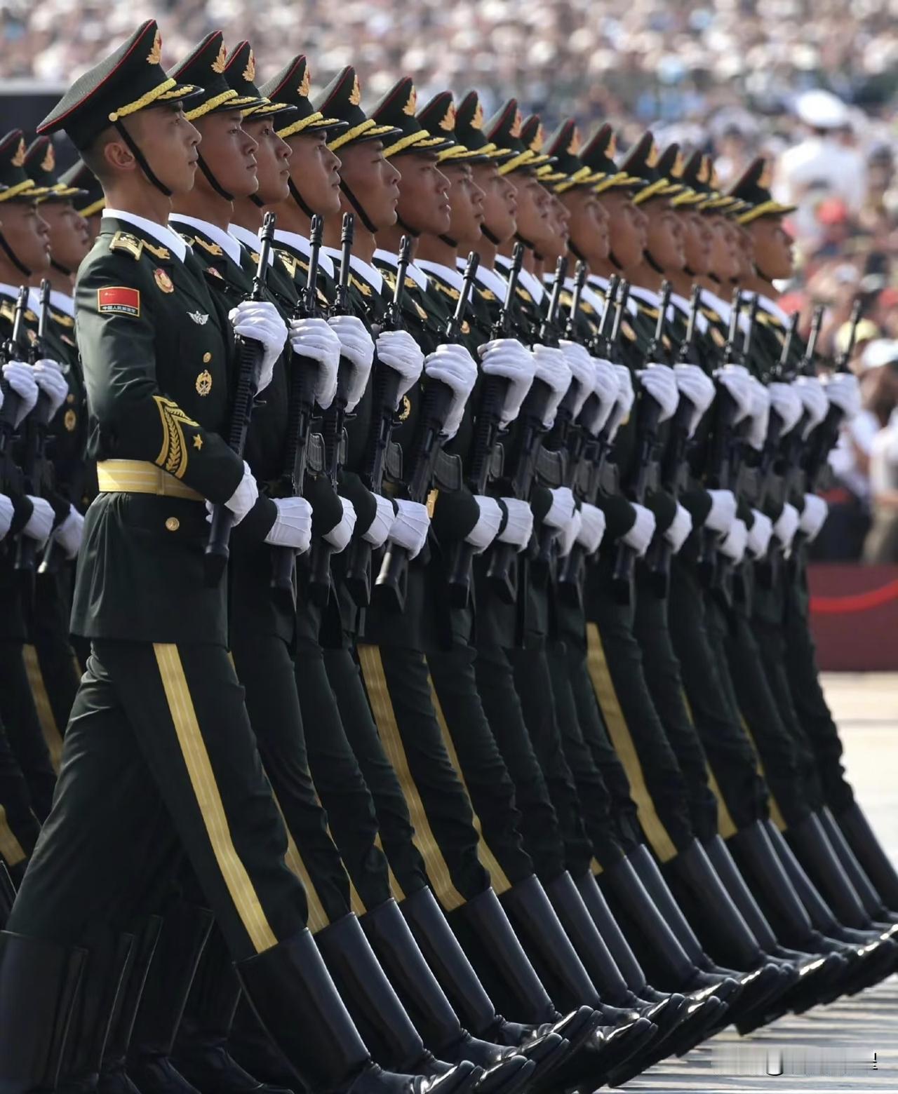 厉害了
威武强悍的战士们
这整齐划一的步伐
让人民看到了
强大坚韧的力量
让人民