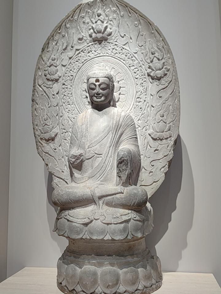 千年佛像静静端坐着，仿佛穿越了时光，守护着历史的尘埃。就像那被发现的一尊距今近1