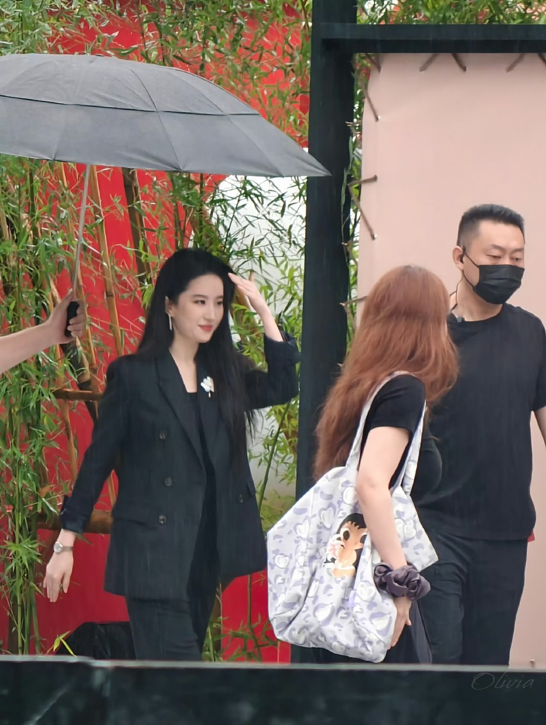 刘亦菲特别得体细节的一套look刘亦菲绝对天仙攻全黑西装遇上精致白胸花，细节拿捏