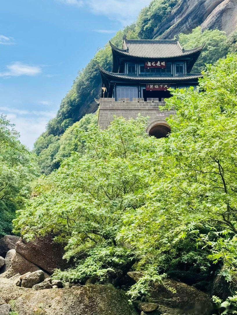 去过两次庐山，没去看那个瀑布，但“疑似银河落九天”很惊艳啊，所以被很多人看了各地