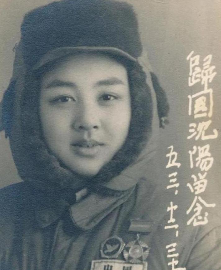 一位年轻的女志愿军战士在回国途中途经沈阳，趁着换乘的间隙，她走进了一家照相馆，在
