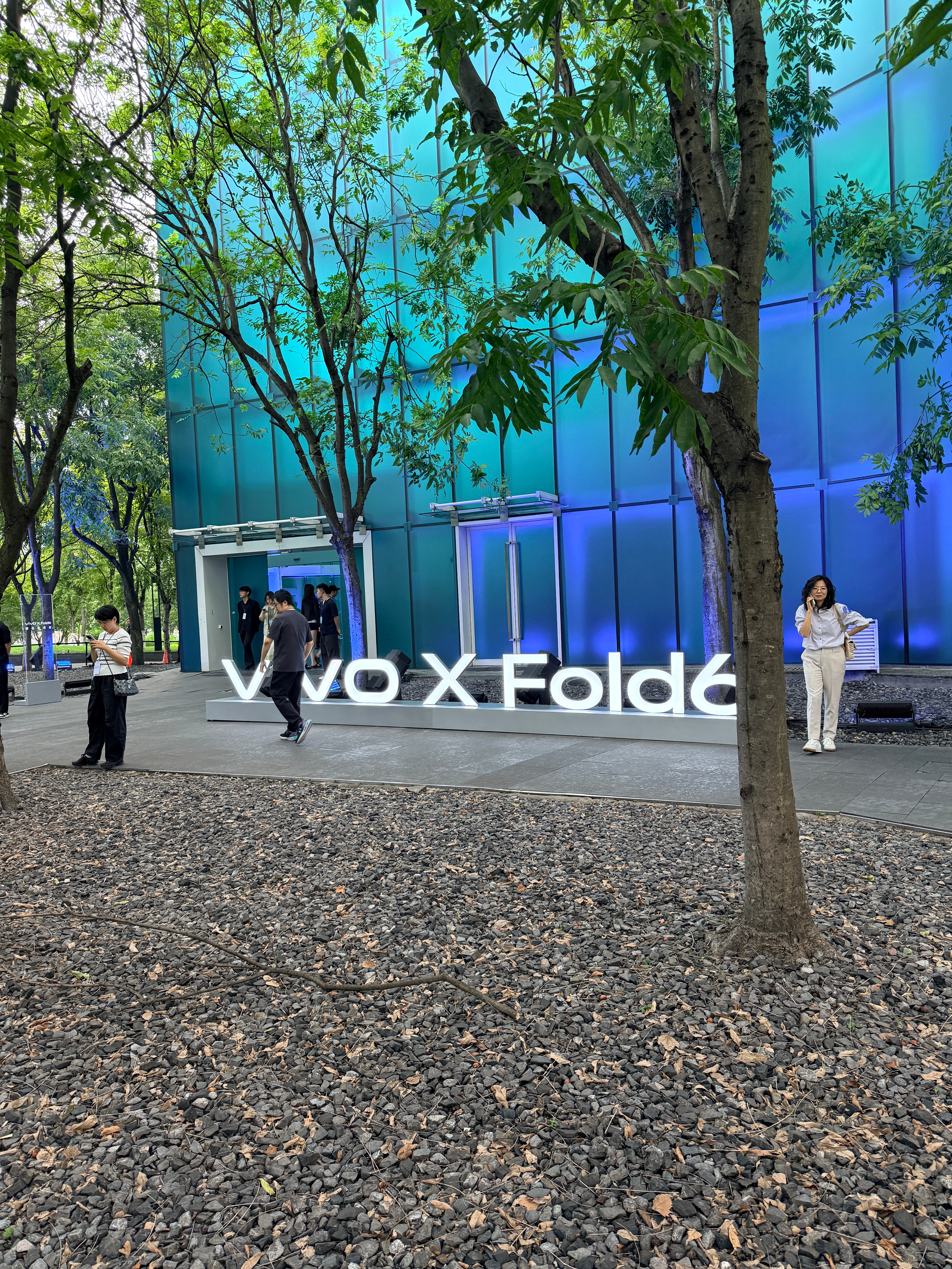 在发布会现场了，又和美女小姐姐拍几张照片vivo X Fold6vivo x f