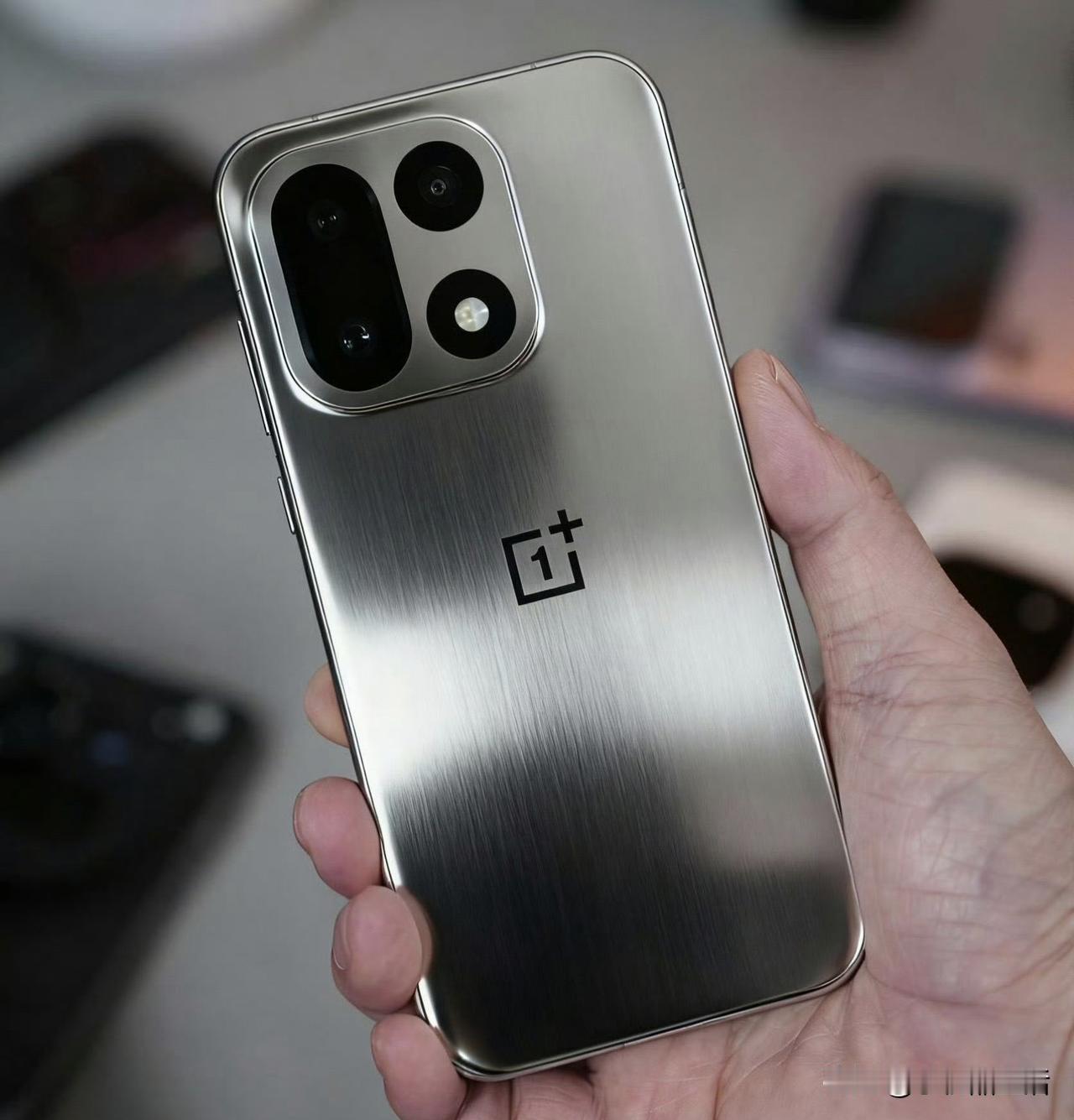 近日，有数码博主汇总了一加16目前已爆料的配置信息。

配置方面，该机采用京东方