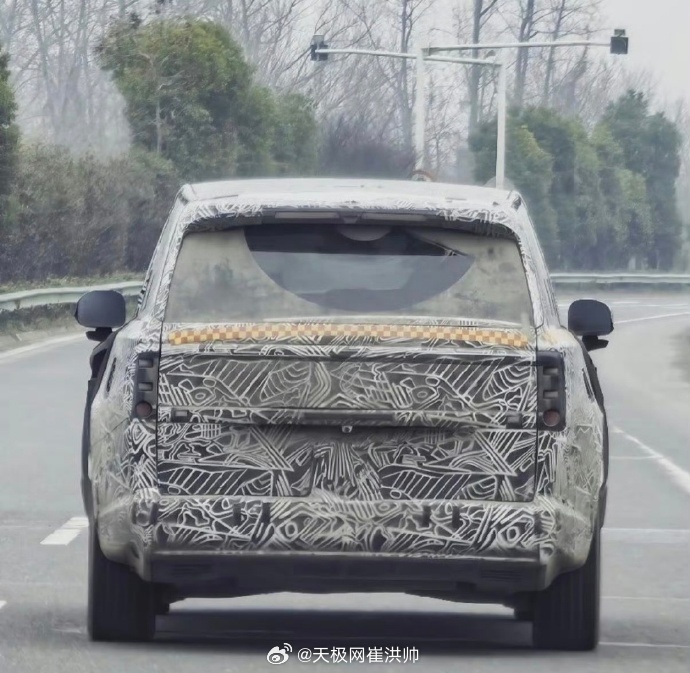来了！小米首款大型增程SUV——YU9轻伪装实车曝光！从曝光实图来看,竖状尾灯+