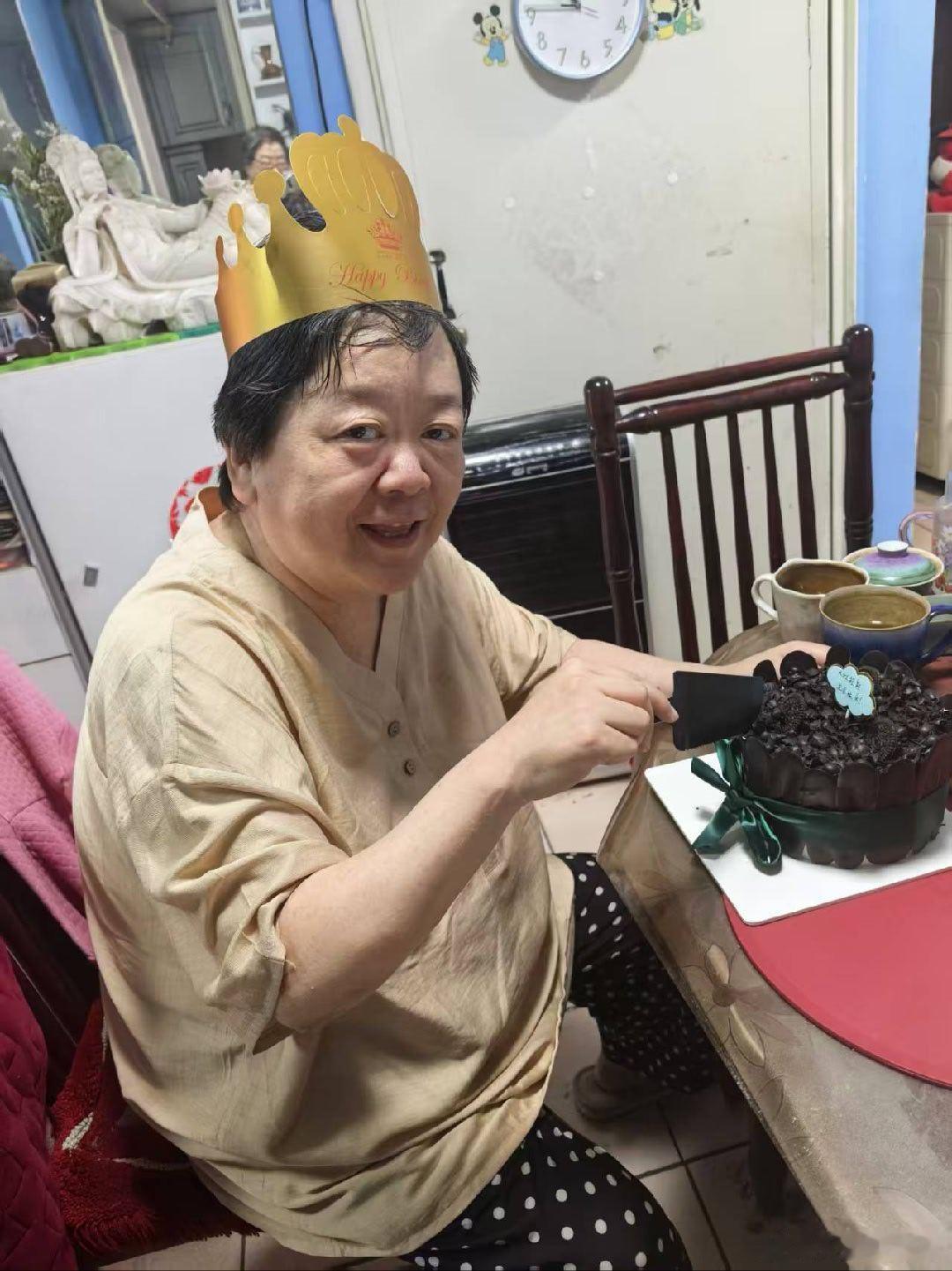 六十岁生日正日子今天才是我的六十岁生日正日子。我和我妈一起庆祝，吃了蛋糕。 