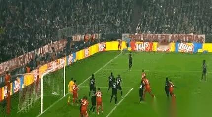 17岁啊，哥们儿。
连续三场欧冠进球，最年轻记录。
我17岁的时候在干嘛？好像是