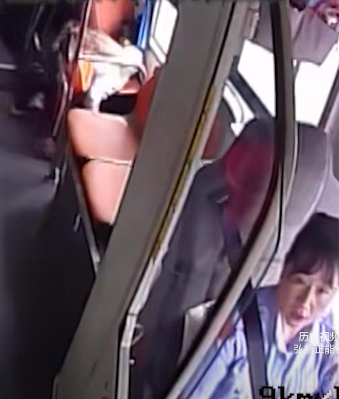 公交秒变救护车，司机林志萍暖心救人。公交车行驶途中，司机林志萍透过后视镜敏锐察觉