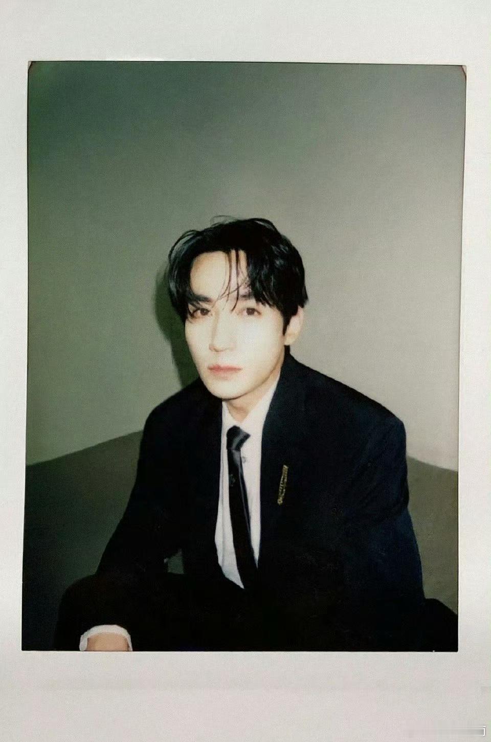 朱一龙工作室发的营业照，造型师刚从韩国进修回来吗，韩系帅哥🤵♂️ 