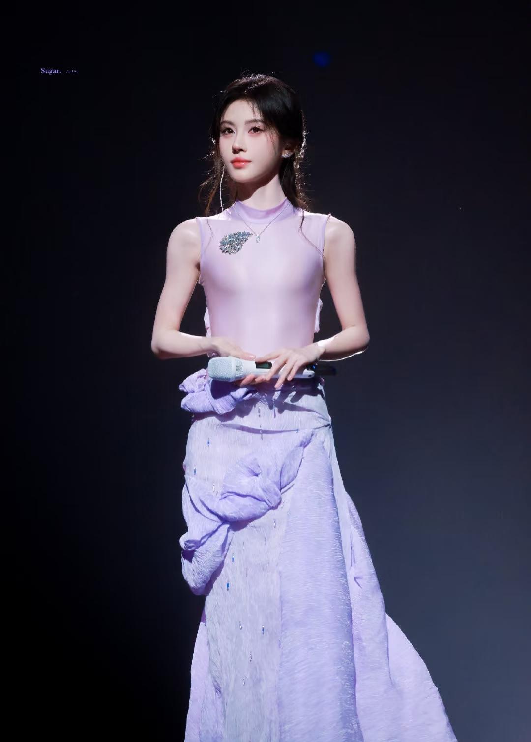 鞠婧祎这波直接把《锦鲤抄》唱进了峡谷幻境里，这才是国风与时尚的顶级适配！不是
