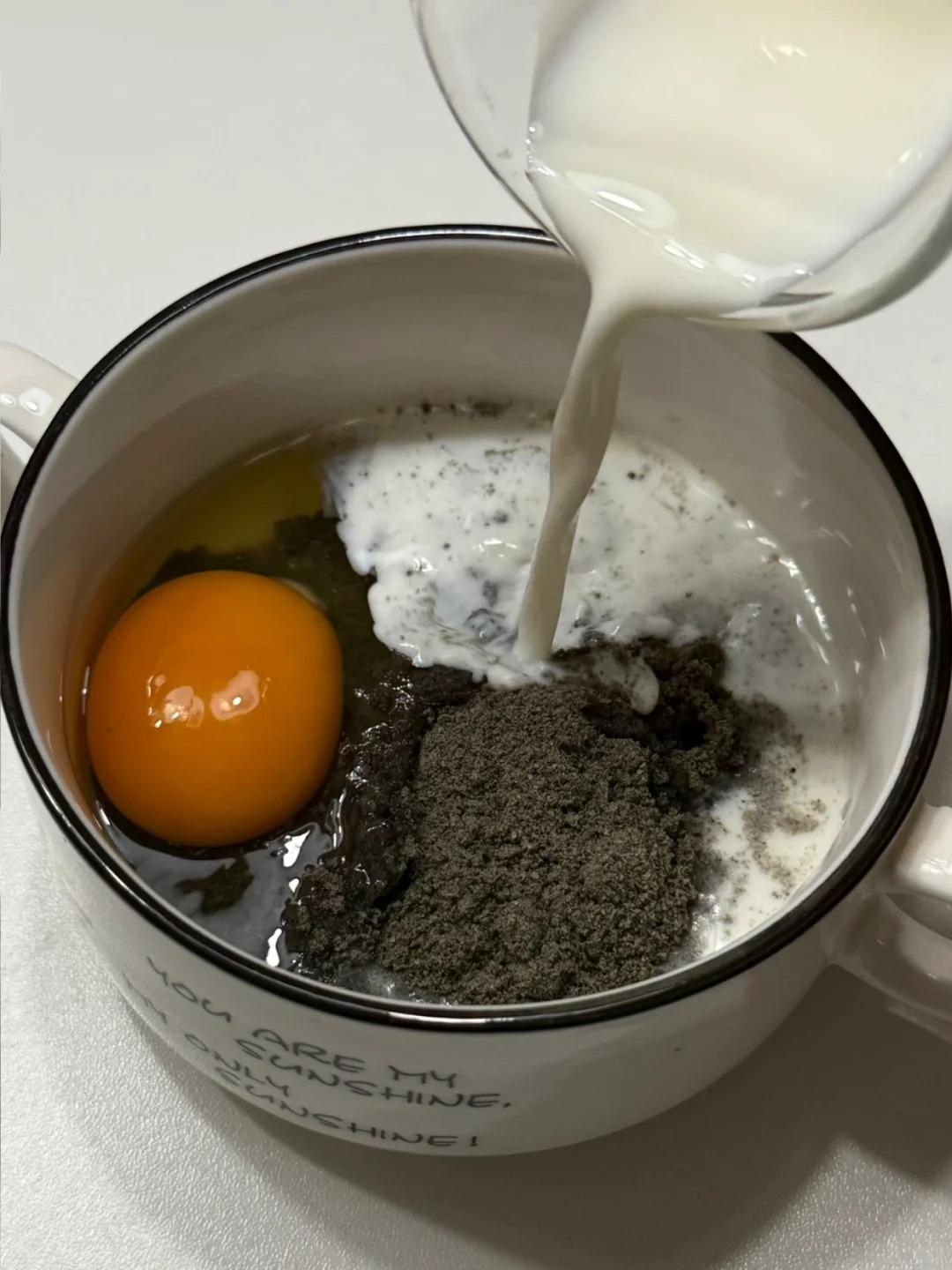 快速消耗黑芝麻糊，微波炉最伟大的发明出现了
去年附近商场的黑芝麻糊做活动，我妈跟