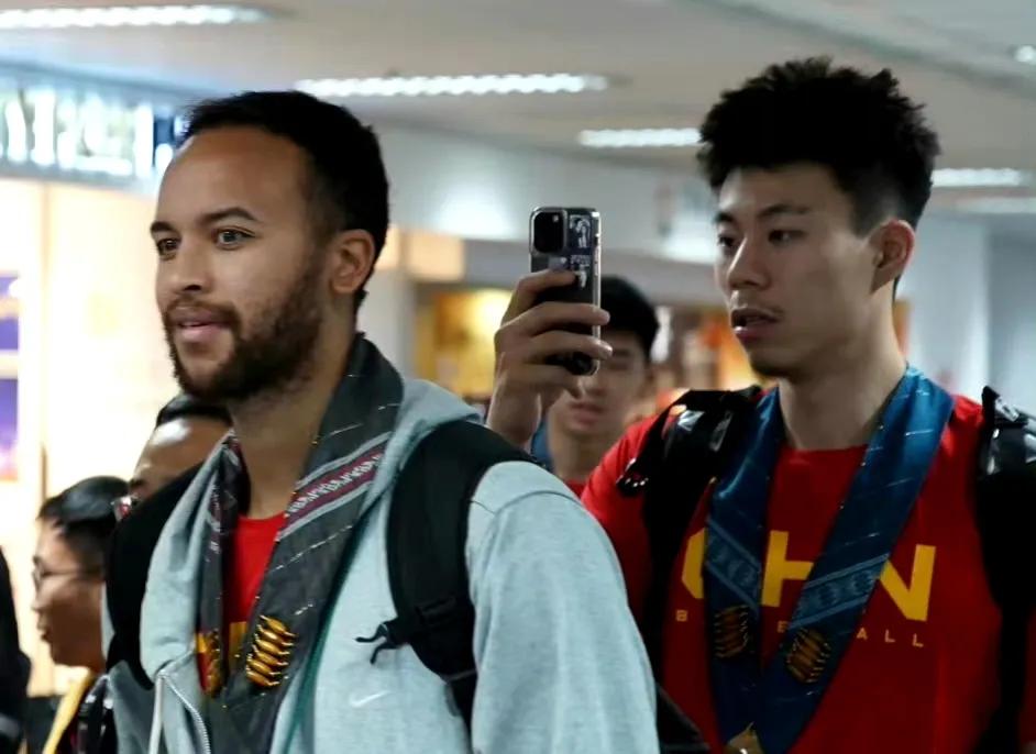 中国男篮略显疲惫，将世界杯首次训练时间推迟到了今晚！

因为中国男篮的飞机晚点，