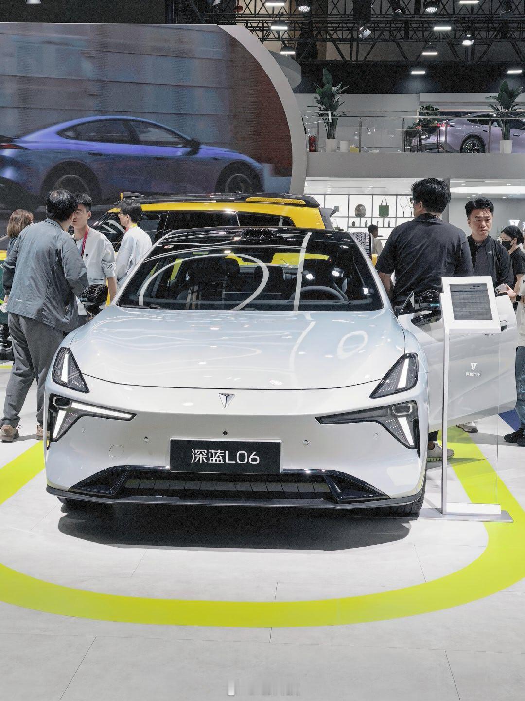 【哇科技带你逛2026北京车展  深蓝】深蓝展台非常热闹，深蓝的机器狗在各种活动