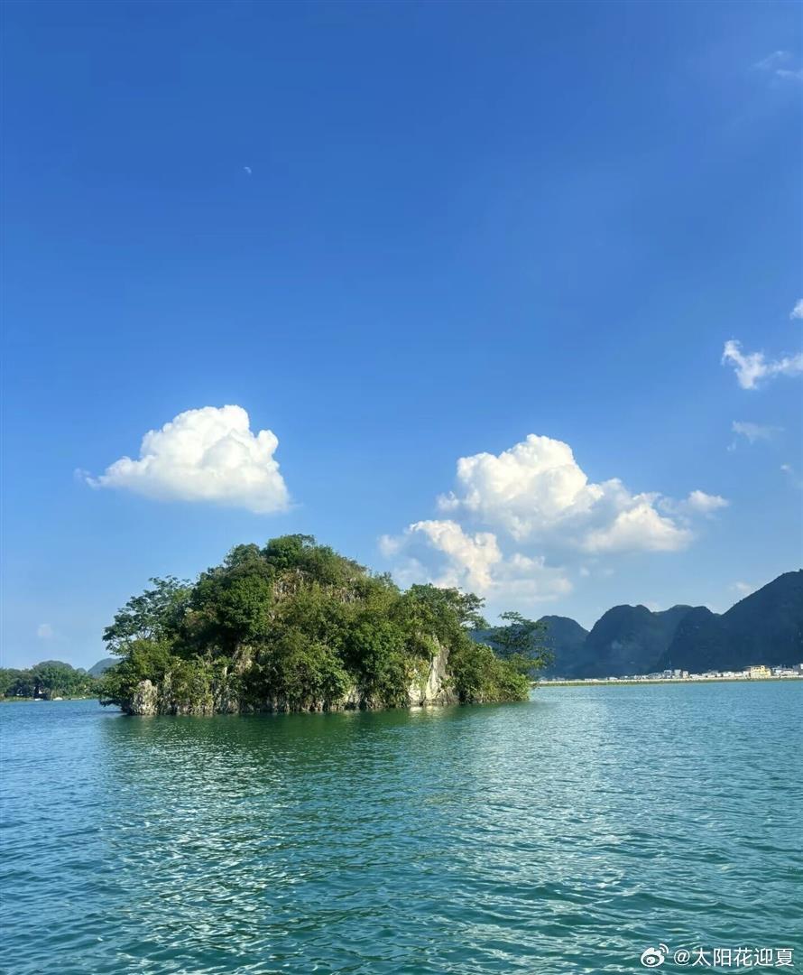 端午旅途见微博旅行ing藏在广西边境的靖西渠洋湖，是被低估的山水秘境，开阔湖面连